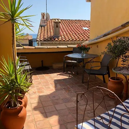 Сasa de vacaciones Old Roof Terrace And Sea Views Antibes